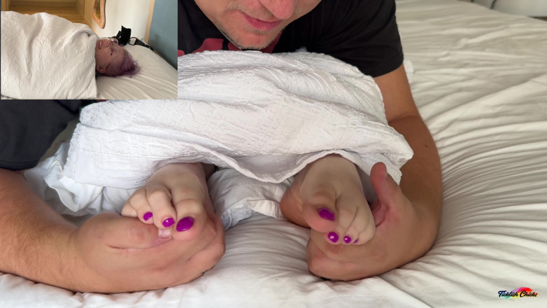 Ticklish Chicks: Fetcon '25 Lolos10toes Zabaleno