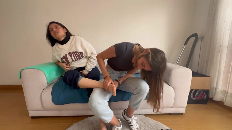 scarlettandc: My Girlfriend Shows Me Her Fetish by Smelling and Massaging...