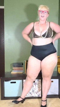Striptease: alter jazz und Swing machen alice geil, während sie dich zählt, um nach dem strippen und wackeln ihres fetten körpers zu kommen