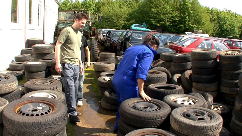 King Of Amateur: Doggystyle Workers at the Junkyard