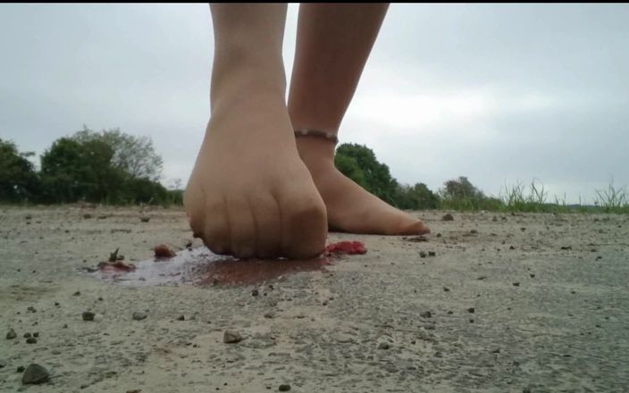 Carmen_Nylonjunge: Jahodová rozdrcená nylonová noha, drcení venku