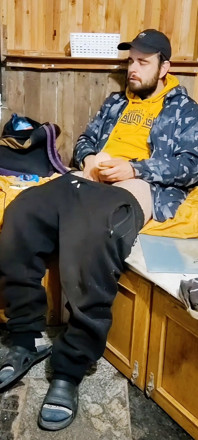 ช่วยตัวเองและปล่อยน้ําในเสื้อแจ็คเก็ตสีเหลือง
