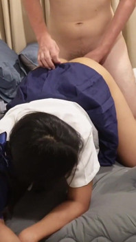 Söt 18 -årig thailändsk student som bär uniform knullad av en stor vit kuk och får en enorm ansiktsbehandling