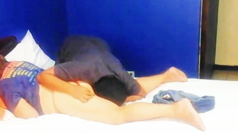 Milfta boohot: Saya dapati ibu tiri saya bersendirian di dalam bilik dan...