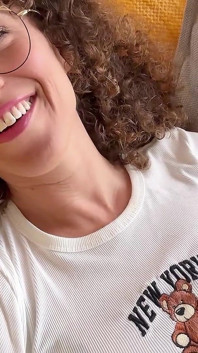 Yahudi üvey anne üvey oğlunu ve arkadaşını kısa şortla sikiyor