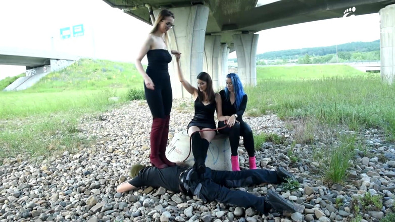 Czech Soles - foot fetish content: Chůze foot otrokyně se svými 2 přáteli