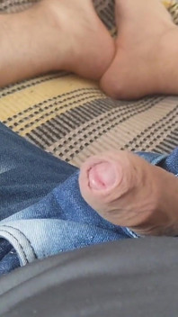 Morfar öppnar blixtlåset och tar ut det monstrous verktyget