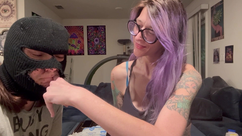 Peppermint Giantess: 67 giantess ngón tay dài cắn