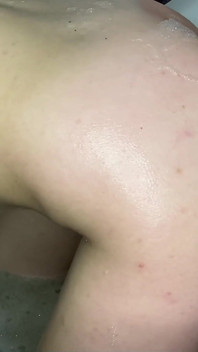 Sanfte sex-jungfrauen im badezimmer