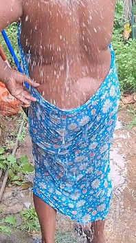 Une belle-mère sexy se baigne dans la nature