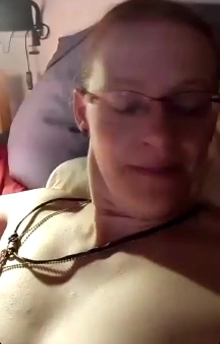 KittieNoOne: Orgasmo anale e stretching