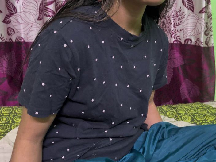 Riya Chowdhury: 当我看到她时，性感人妻换衣服