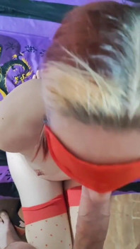 Sexy submisivní milfka dostává drsné šukání, končící mrdkou po celém zadku a pussey