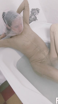 Sattira volle verzweifelte tasche und wasserbade badewanne lustige gesichter