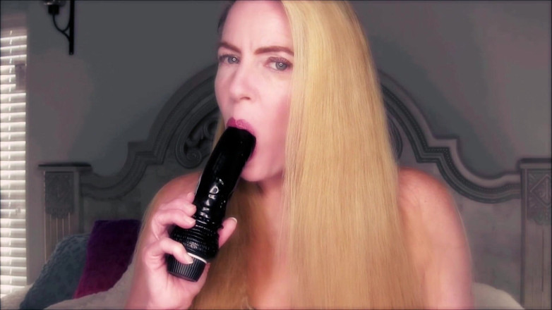Nikki Nevada: Blonde MILf nikki in sexy schwarzen und rosa dessous, dildofick...