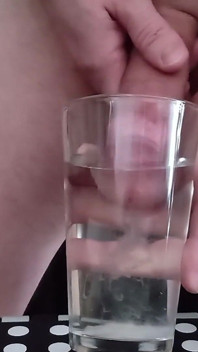 Gozando em um copo de água quente