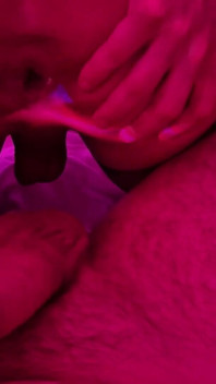 Muhteşem gotik t-kız pembe ışıkta sert sikiliyor ve döl yutuyor