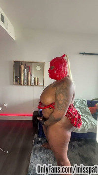 Mama vitregă Dearest Patra în Latex roșu