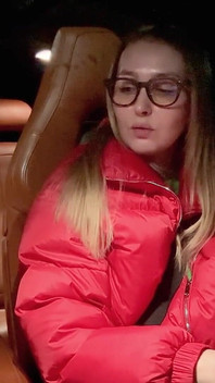 离家出走的继子在继父的车里积极干继母的阴户