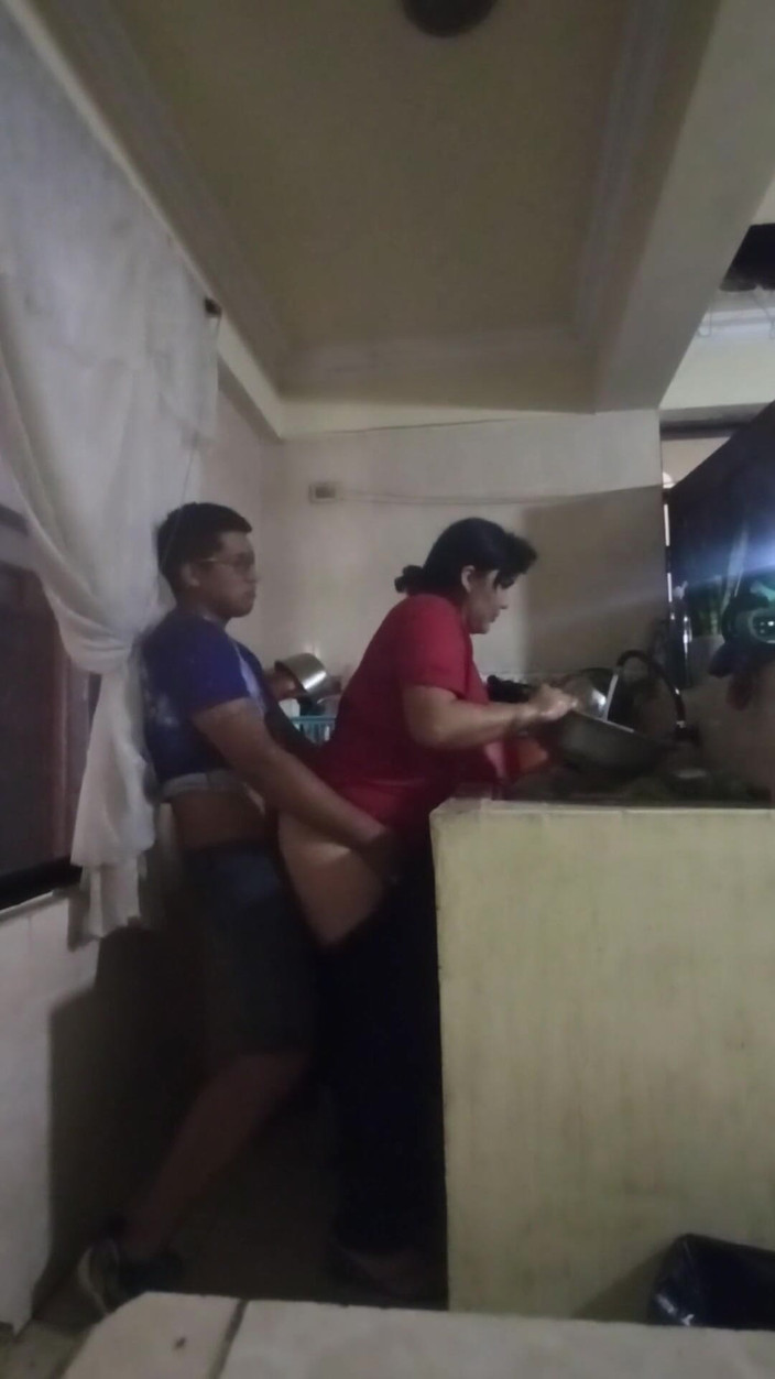 E-Alfa: Fodendo a empregada na cozinha quando minha esposa está na...