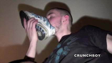 Sneaker gay: Snifing feet and sneakers during sex