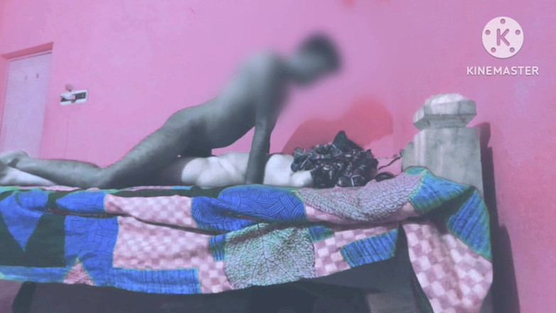 Housewife 69: โสเภณีชาวเดซีถูกพบอยู่คนเดียวในบ้านของเธอ ซึ่งแฟนของเธอมาถึง