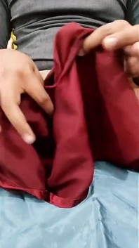 Porno ngocok kontol dengan kain sutera satin dengan kain sutera (84)