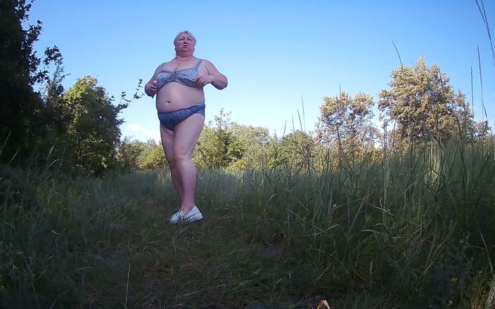 Zona901: Madrastra desnuda en el parque y mea delante de todos