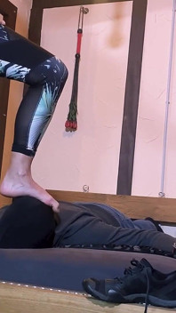 Verschwitzte sneaker-dominanz: gehorsame socken würgt an meinen stinkenden socken & dreckigen fitnessfüßen