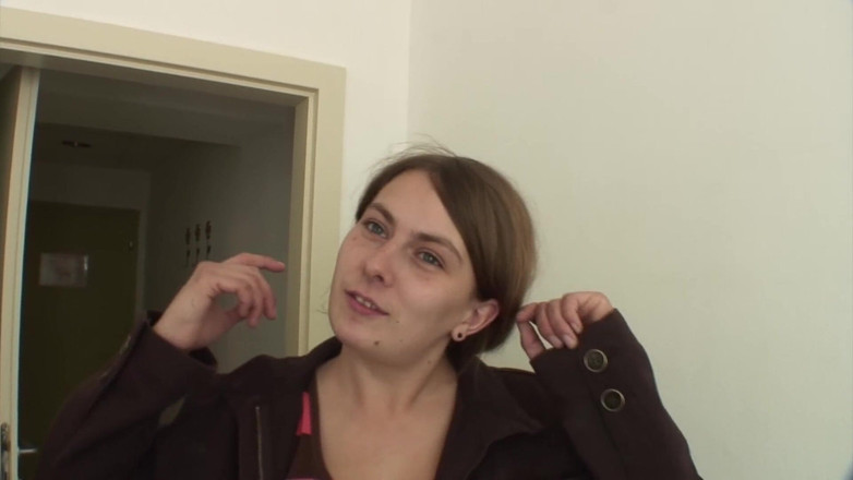 German amateur couples: Сексуально выглядящая крошка из Германии ублажает член в видео от первого лица