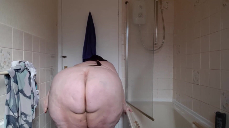 SSBBWLadyBrads: Mostrando essa figura enorme