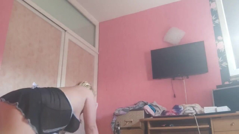 Putarankahotmilf: Empregada com tesão limpando e se masturbando com aspirador de...