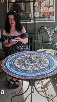 Goditi i miei piedi e le mie tette mentre fumo un cigarillo