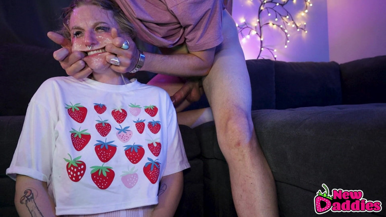 NewDaddies: Pelacur blonde dikongkek mukanya terbalik
