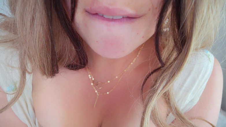 Mrs Wetslavs: 穿着短裙的丰满妻子用假阳具乱搞她毛茸茸的阴户