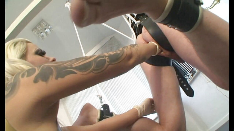 Absolute BDSM films - The original: Humilhante cara anal penetrado na mão