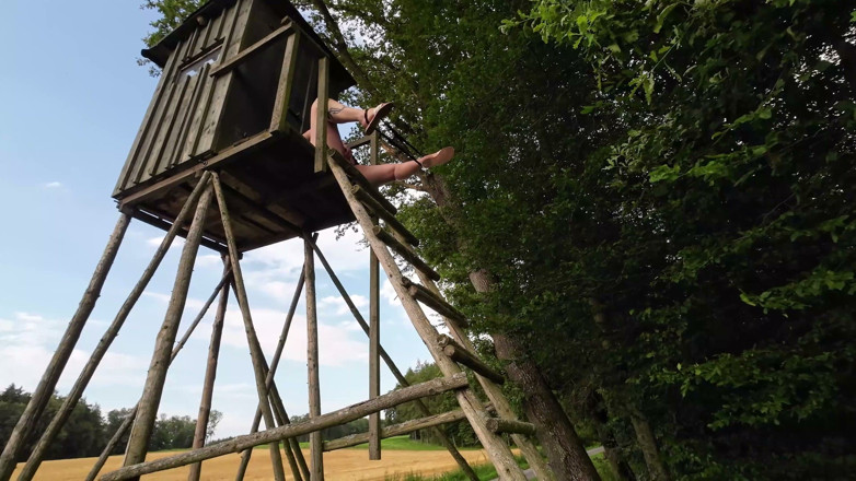 LadyLenaXXX: xxl močí shora v lese