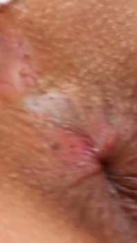 Zrzka MILF se roztahuje doširoka v růžových síťovaných síťkách