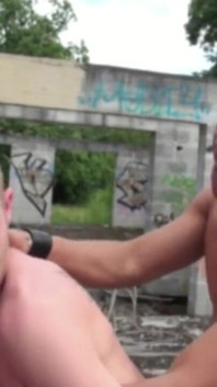 Francuski twink używany na zewnątrz przez seksowną latynoską dominację mięśni