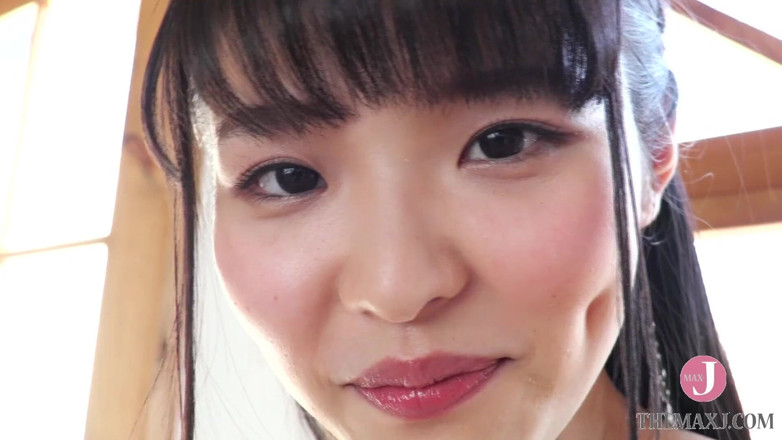 Tokyo Bikini College: 恥ずかしがり屋のアジアの女の子に黄色の水着ポーズでカメラに彼女のタイトな体を示す