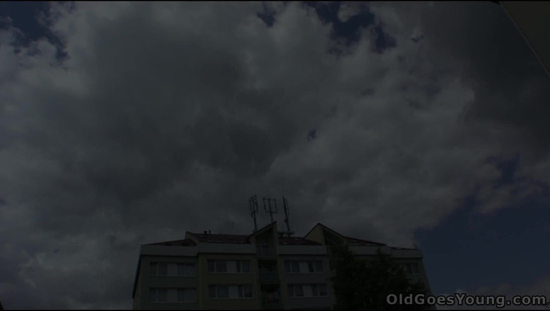 Old Goes Young: ムラムラしたティーンのかわい子ちゃんが年上の男とワイルドな3Pでファックされ、射精まみれの顔射を受ける