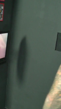 Ha filmato le troie nella cabina mentre scopano guardando un porno - 2