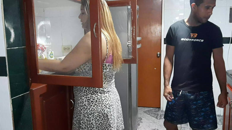 Samara and Javier: キッチンでやられた