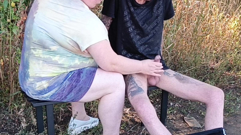 Zona901: Macecha mi saje ptáka v parku na lavičce, dokud se...