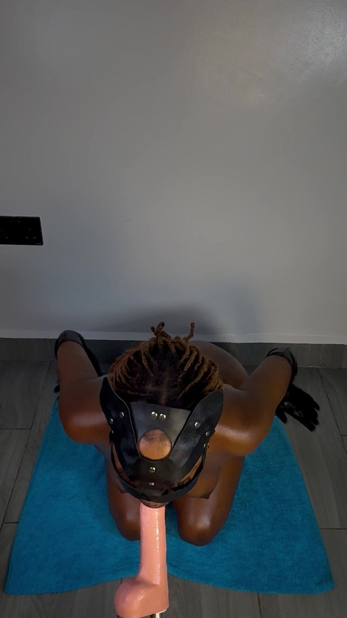 SEXXY-DAISY: Kobieta kotka niszczy swoje mokre niechlujne gardło tylko dla roku