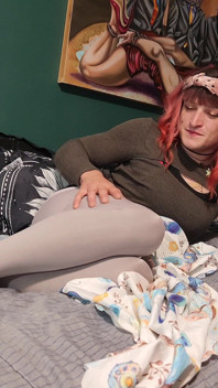 Travestito in collant e tacchi, manca solo te e il tuo cazzo