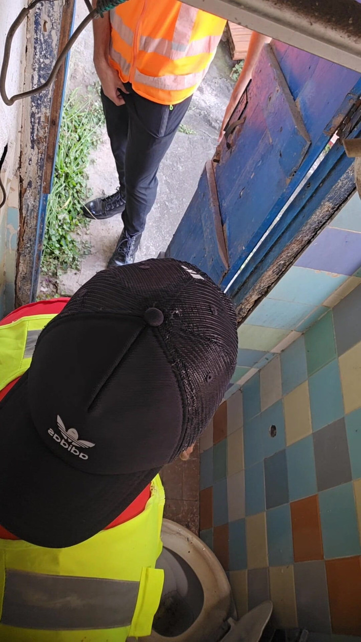 SEX GAY AMATEUR: Un angajat îmi fute fundul în baie la serviciu