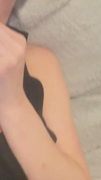 Podvádějící milfka se hladila sama sebe, myslela si, že nikdy nevyleze z místnosti a nech mě o samotě, abych se mohla zničit