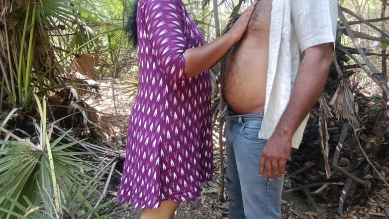 Apple baby: Ama de casa chupando y lamiendo bosque al aire libre
