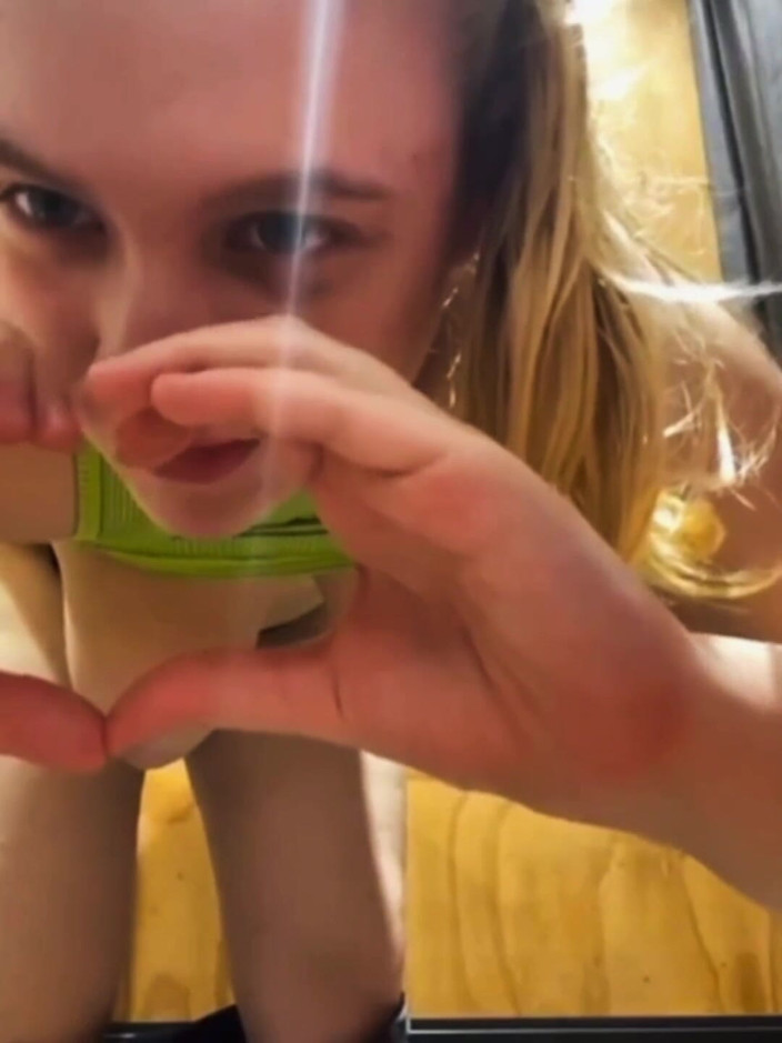 JuiceLussie: Đi bộ với máy rung trong âm hộ